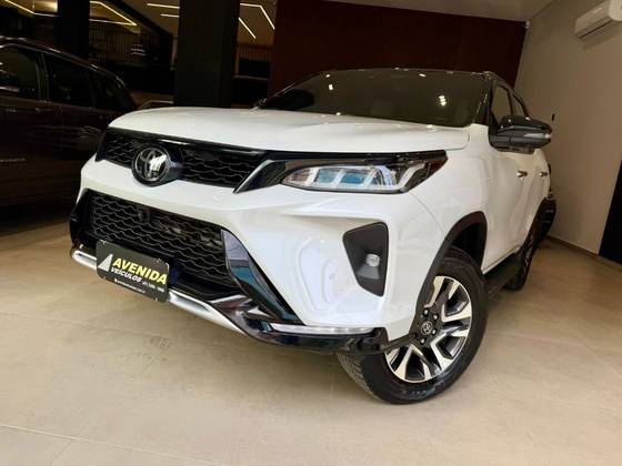 TOYOTA HILUX SW4 2.8 D-4D TURBO DIESEL DIAMOND 7L 4X4 AUTOMÁTICO TOYOTA HILUX SW4 2.8 D-4D TURBO DIESEL DIAMOND 7L 4X4 AUTOMÁTICO